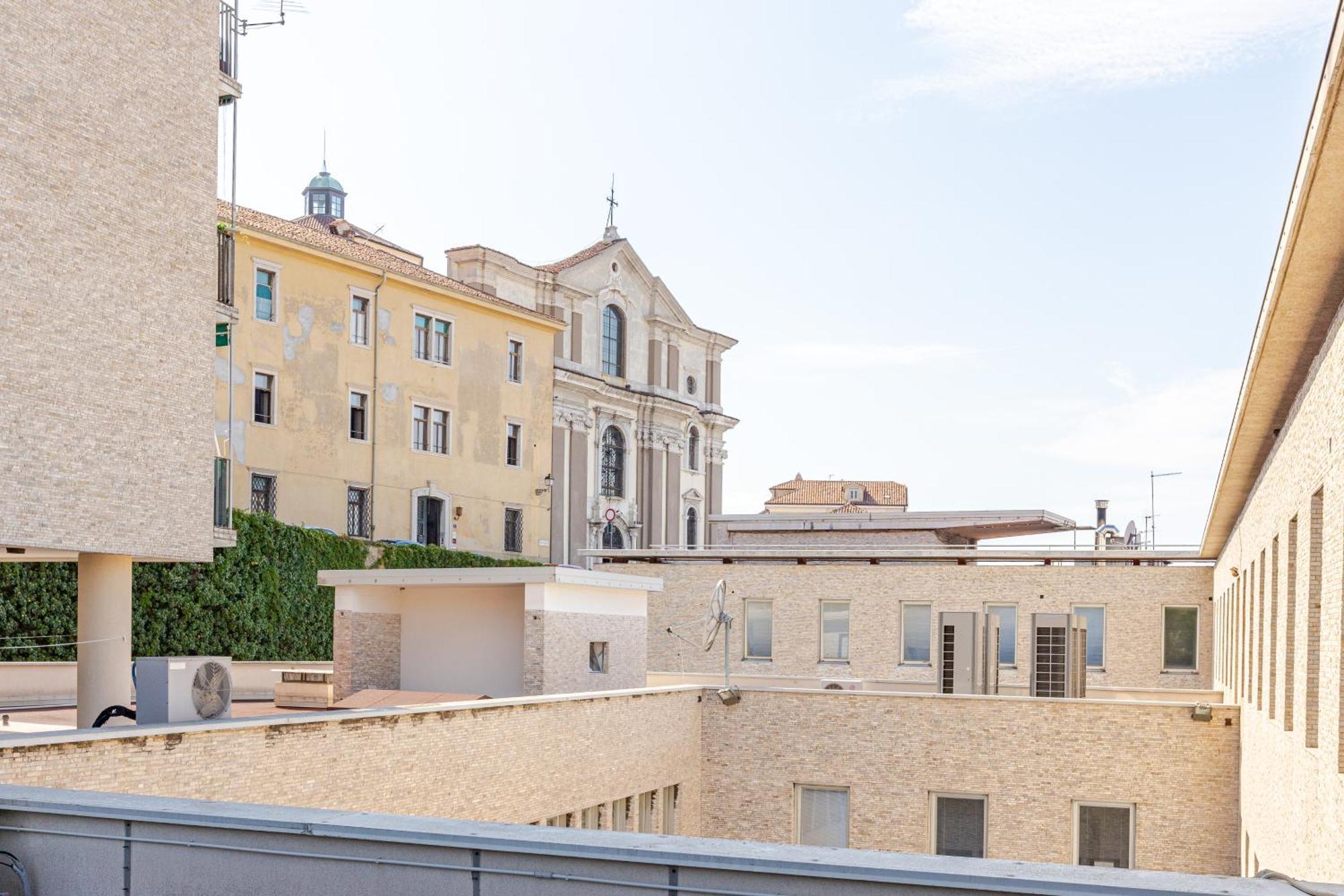 Teatro Romano Suites - Isabella Триест Екстериор снимка